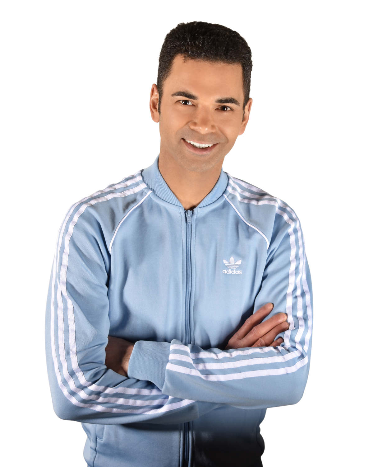 Peter Juhle im hellblauen Adidas-Trainingsanzug als Online Personal Trainer