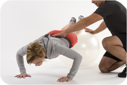 Personal Trainer Fitness Training mit dem Ball