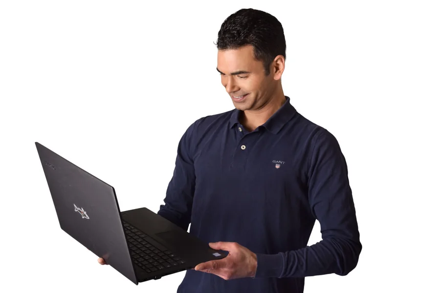 Peter Juhle beim Online Personal Training mit Laptop